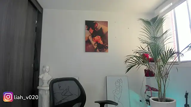 Snapshot of liah_v chatting on 01/22/25, 04:44 liah v online show from 01/22/25, 04:44