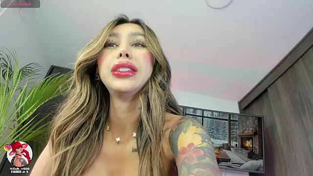 Snapshot of liah_v chatting on 03/13/25, 09:37 liah v online show from 03/13/25, 09:37