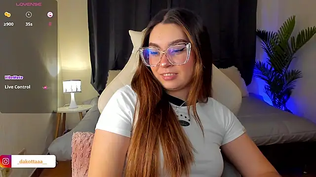 dakottaa  online show from 10/23/25, 11:35