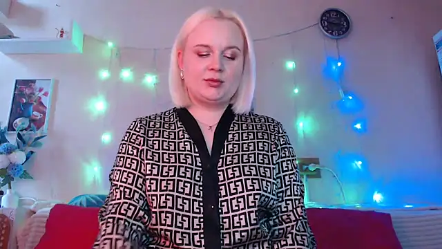 Snapshot of Karolina_love_ chatting on 12/31/24, 12:15 Karolina love  online show from 12/31/24, 12:15