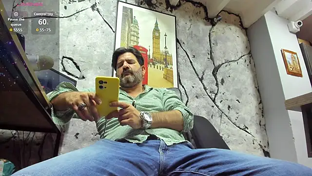 Snapshot of Maxi_TheBigDaddy chatting on 12/19/25, 11:56 Maxi TheBigDaddy online show from 12/19/25, 11:56
