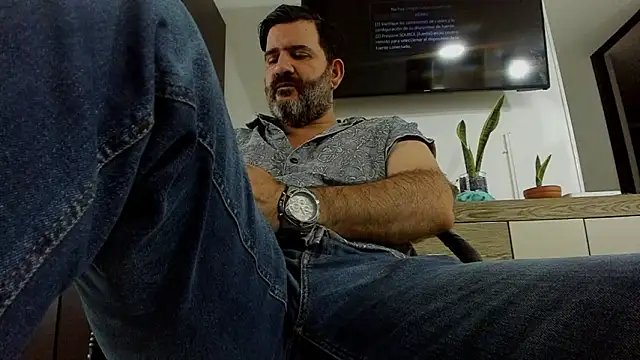 Snapshot of Maxi_TheBigDaddy chatting on 03/18/26, 01:36 Maxi TheBigDaddy online show from 03/18/26, 01:36
