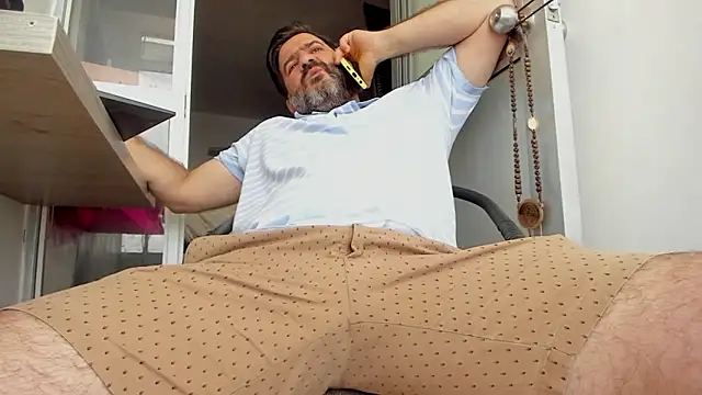 Snapshot of Maxi_TheBigDaddy chatting on 03/21/26, 04:32 Maxi TheBigDaddy online show from 03/21/26, 04:32
