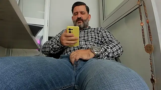 Snapshot of Maxi_TheBigDaddy chatting on 03/25/26, 01:28 Maxi TheBigDaddy online show from 03/25/26, 01:28