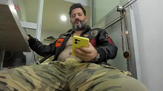 Snapshot of Maxi_TheBigDaddy chatting on 04/11/26, 04:06 Maxi TheBigDaddy online show from 04/11/26, 04:06