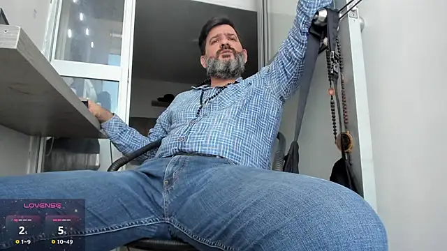 Snapshot of Maxi_TheBigDaddy chatting on 04/14/26, 04:57 Maxi TheBigDaddy online show from 04/14/26, 04:57