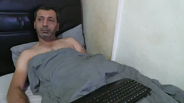 Snapshot of Rator_2 chatting on 10/15/25, 12:11 Rator 2 online show from 10/15/25, 12:11