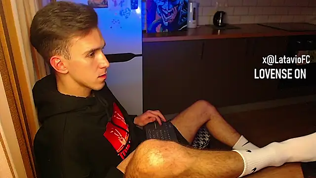 Snapshot of Midnighter_ chatting on 10/29/25, 01:19 Midnighter online show from 10/29/25, 01:19