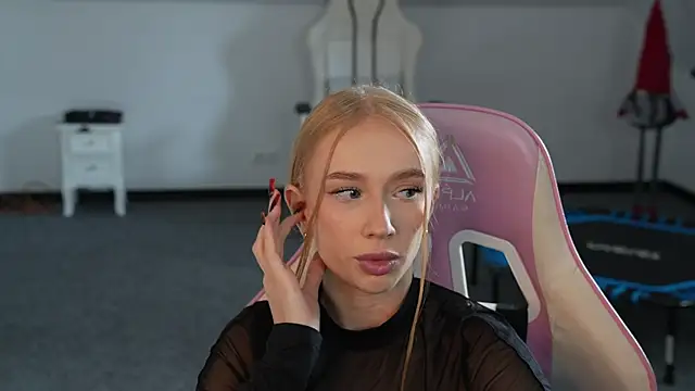 Snapshot of Amelia_Blaze chatting on 10/23/25, 10:36 Amelia Blaze online show from 10/23/25, 10:36