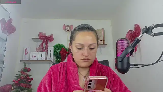 Snapshot of megan_doll2 chatting on 12/27/24, 10:16 megan doll2 online show from 12/27/24, 10:16
