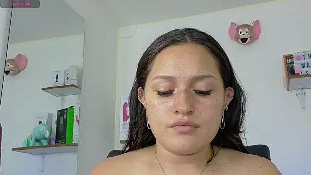 Snapshot of megan_doll2 chatting on 01/21/25, 12:46 megan doll2 online show from 01/21/25, 12:46