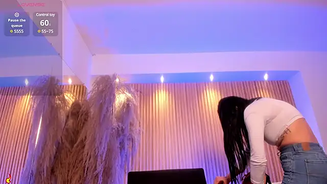 charlottewhitte online show from 12/27/24, 03:42