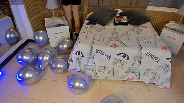 Snapshot of charlottewhitte chatting on 10/31/25, 12:28 charlottewhitte online show from 10/31/25, 12:28