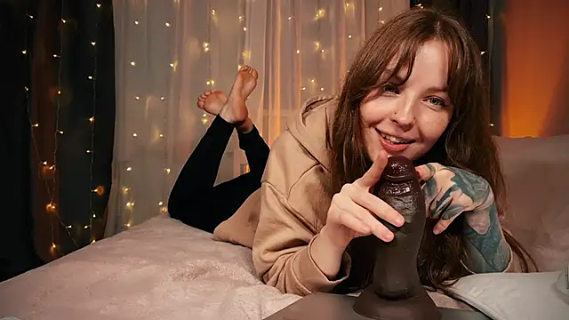 Snapshot of Pi-x-ie chatting on 10/19/25, 02:40 Pi-x-ie online show from 10/19/25, 02:40