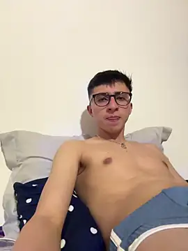 Snapshot of CamiRojas_boy chatting on 12/19/25, 04:30 CamiRojas boy online show from 12/19/25, 04:30