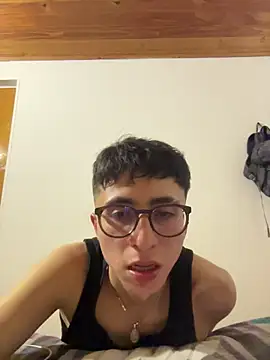 Snapshot of CamiRojas_boy chatting on 12/20/25, 04:19 CamiRojas boy online show from 12/20/25, 04:19