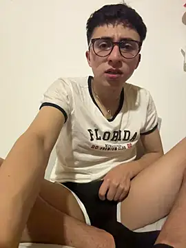 Snapshot of CamiRojas_boy chatting on 03/17/26, 03:44 CamiRojas boy online show from 03/17/26, 03:44