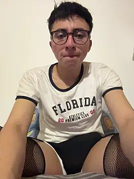 Snapshot of CamiRojas_boy chatting on 03/27/26, 03:45 CamiRojas boy online show from 03/27/26, 03:45