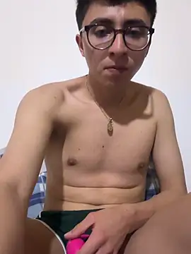 Snapshot of CamiRojas_boy chatting on 04/27/26, 02:42 CamiRojas boy online show from 04/27/26, 02:42