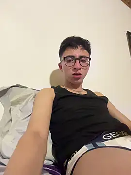 Snapshot of CamiRojas_boy chatting on 05/09/26, 03:45 CamiRojas boy online show from 05/09/26, 03:45