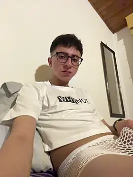 Snapshot of CamiRojas_boy chatting on 05/10/26, 03:23 CamiRojas boy online show from 05/10/26, 03:23