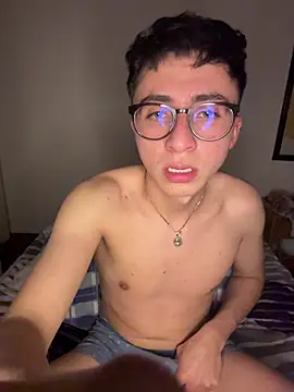 Snapshot of CamiRojas_boy chatting on 05/13/26, 03:26 CamiRojas boy online show from 05/13/26, 03:26