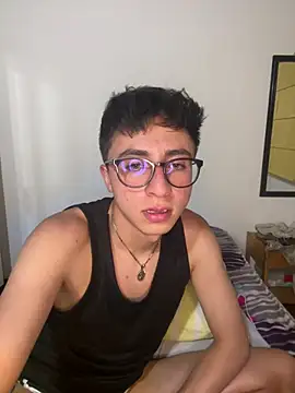 Snapshot of CamiRojas_boy chatting on 05/23/26, 04:07 CamiRojas boy online show from 05/23/26, 04:07