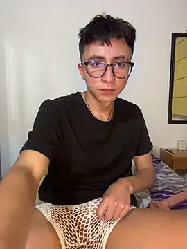 Snapshot of CamiRojas_boy chatting on 06/10/26, 03:50 CamiRojas boy online show from 06/10/26, 03:50