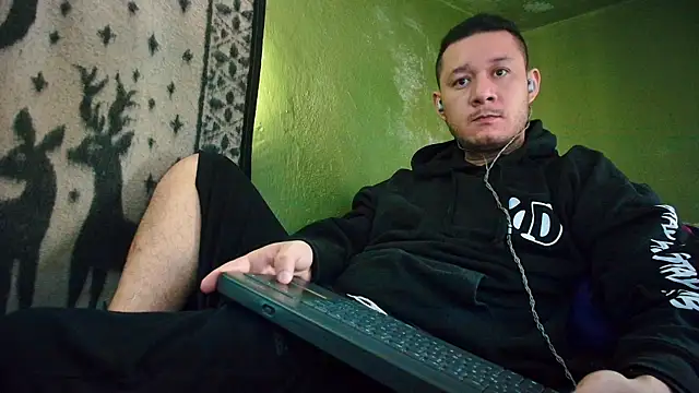 Snapshot of sweet_cock28 chatting on 01/27/25, 03:39 sweet cock28 online show from 01/27/25, 03:39