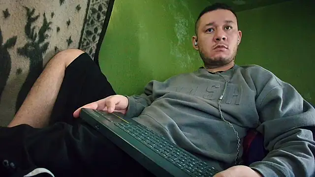 Snapshot of sweet_cock28 chatting on 02/11/25, 03:40 sweet cock28 online show from 02/11/25, 03:40