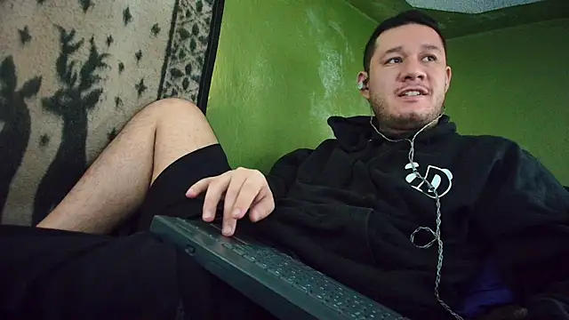 Snapshot of sweet_cock28 chatting on 03/04/25, 03:26 sweet cock28 online show from 03/04/25, 03:26