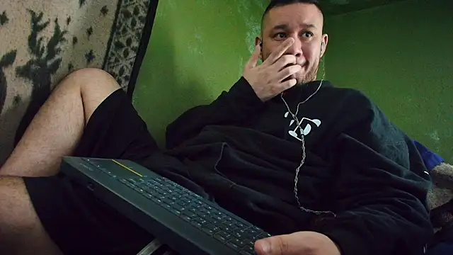 Snapshot of sweet_cock28 chatting on 03/07/25, 03:39 sweet cock28 online show from 03/07/25, 03:39