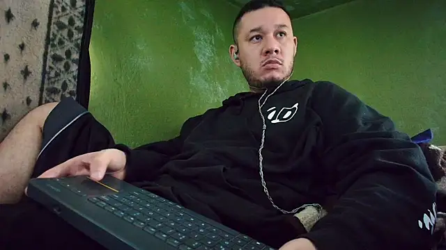 Snapshot of sweet_cock28 chatting on 03/13/25, 03:50 sweet cock28 online show from 03/13/25, 03:50