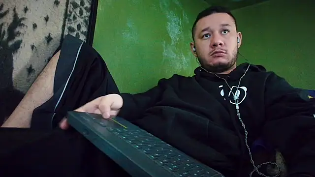 Snapshot of sweet_cock28 chatting on 03/15/25, 03:37 sweet cock28 online show from 03/15/25, 03:37