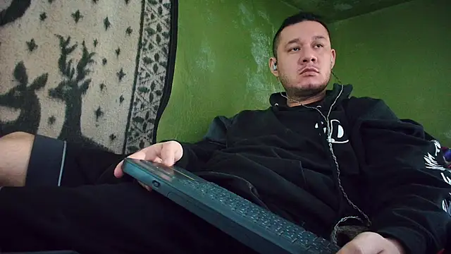 Snapshot of sweet_cock28 chatting on 03/17/25, 03:40 sweet cock28 online show from 03/17/25, 03:40