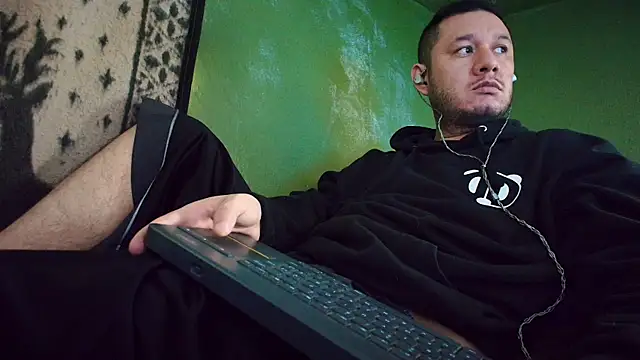 Snapshot of sweet_cock28 chatting on 03/21/25, 03:35 sweet cock28 online show from 03/21/25, 03:35