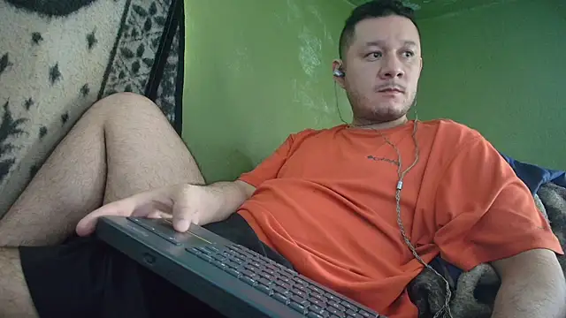 Snapshot of sweet_cock28 chatting on 09/17/25, 03:24 sweet cock28 online show from 09/17/25, 03:24