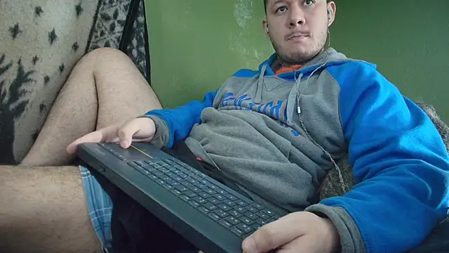 Snapshot of sweet_cock28 chatting on 09/18/25, 03:47 sweet cock28 online show from 09/18/25, 03:47