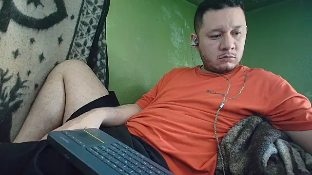 Snapshot of sweet_cock28 chatting on 09/20/25, 03:35 sweet cock28 online show from 09/20/25, 03:35