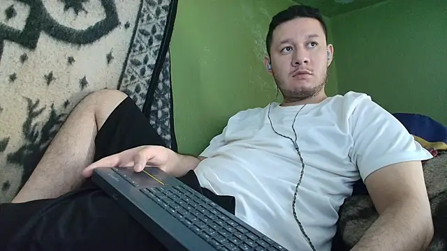 Snapshot of sweet_cock28 chatting on 09/24/25, 03:37 sweet cock28 online show from 09/24/25, 03:37