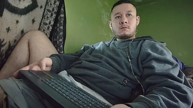 Snapshot of sweet_cock28 chatting on 10/04/25, 03:32 sweet cock28 online show from 10/04/25, 03:32