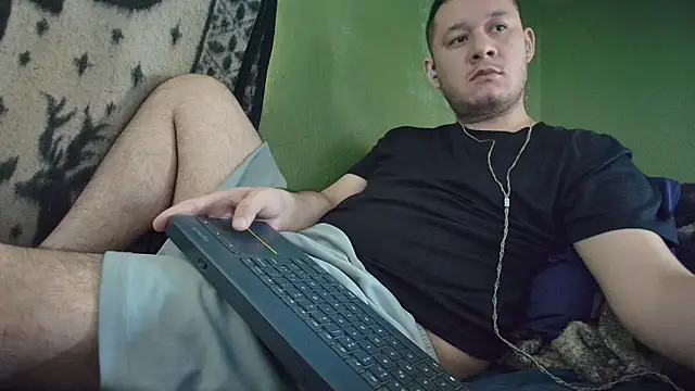 Snapshot of sweet_cock28 chatting on 10/13/25, 03:34 sweet cock28 online show from 10/13/25, 03:34