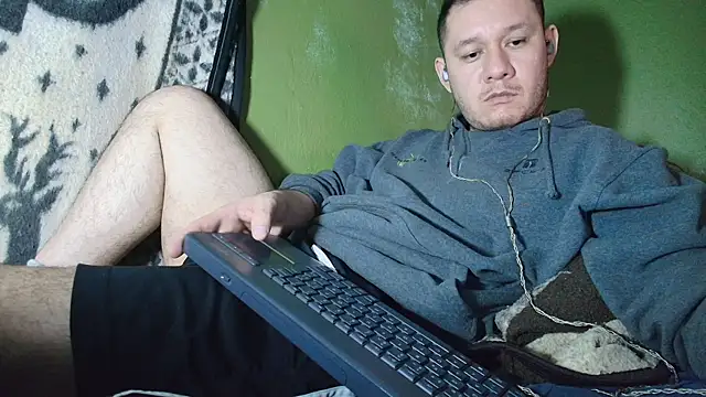 Snapshot of sweet_cock28 chatting on 10/14/25, 03:40 sweet cock28 online show from 10/14/25, 03:40