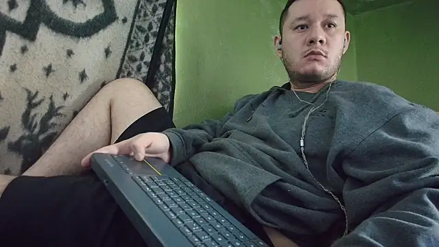 Snapshot of sweet_cock28 chatting on 10/16/25, 03:46 sweet cock28 online show from 10/16/25, 03:46