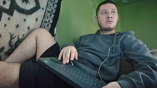 Snapshot of sweet_cock28 chatting on 10/17/25, 03:25 sweet cock28 online show from 10/17/25, 03:25