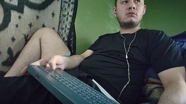 Snapshot of sweet_cock28 chatting on 10/24/25, 03:30 sweet cock28 online show from 10/24/25, 03:30