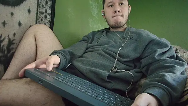 Snapshot of sweet_cock28 chatting on 10/25/25, 03:29 sweet cock28 online show from 10/25/25, 03:29