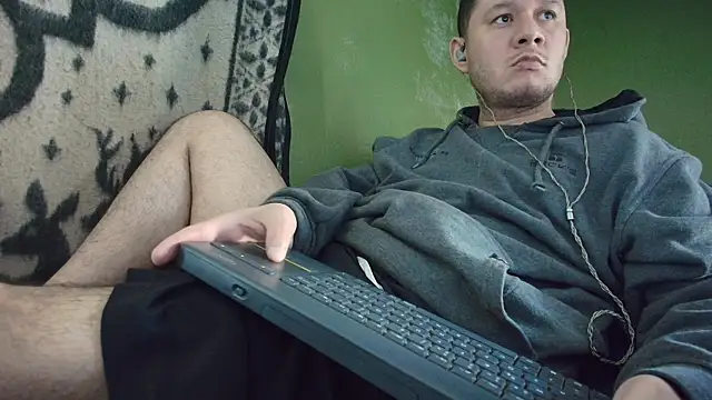 Snapshot of sweet_cock28 chatting on 10/27/25, 03:27 sweet cock28 online show from 10/27/25, 03:27