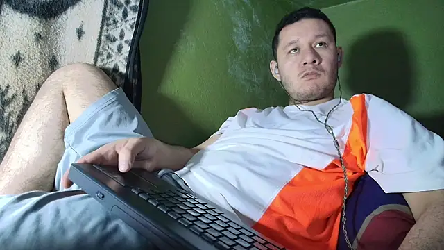 Snapshot of sweet_cock28 chatting on 10/28/25, 03:32 sweet cock28 online show from 10/28/25, 03:32