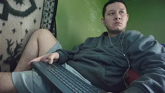 Snapshot of sweet_cock28 chatting on 11/03/25, 03:24 sweet cock28 online show from 11/03/25, 03:24